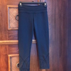 LULULEMON black running capri legging size 4